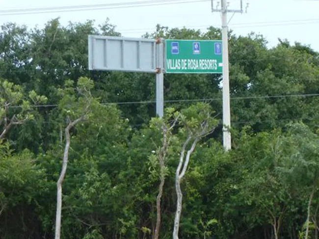 roadsign to Villas DeRosa